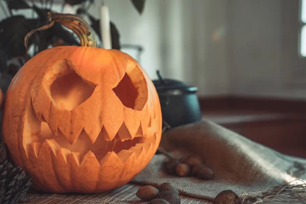 Cara Abóbora Assustadora Halloween Com Vela Acesa Uma Mesa Luz — Fotografia de Stock