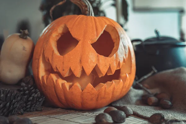 Halloween Kísérteties Tök Arc Gyertyával Világít Asztalnál Napfény Csontváz Gyertya — Stock Fotó