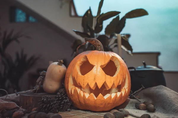 Cara Abóbora Assustadora Halloween Com Vela Acesa Uma Mesa Luz — Fotografia de Stock