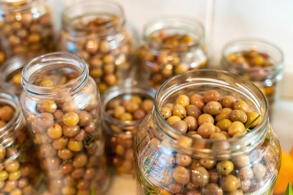 Frascos Vidrio Aceitunas Encurtidas Hechas Casa Aisladas Sobre Fondo Cocina —  Fotos de Stock