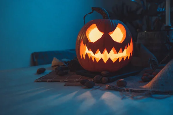 Cara Abóbora Assustadora Halloween Com Vela Acesa Uma Mesa Noite — Fotografia de Stock
