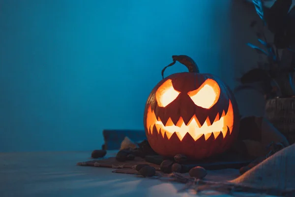 Halloween Espeluznante Cara Calabaza Con Vela Encendida Una Mesa Por —  Fotos de Stock