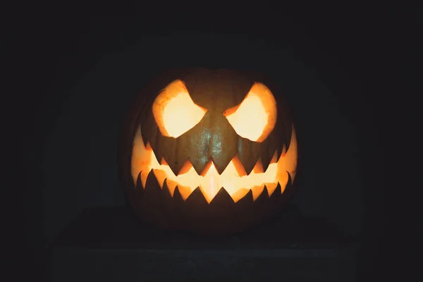 Față Dovleac Halloween Lumânare Aprinsă Într Fundal Negru Spooky Face — Fotografie, imagine de stoc