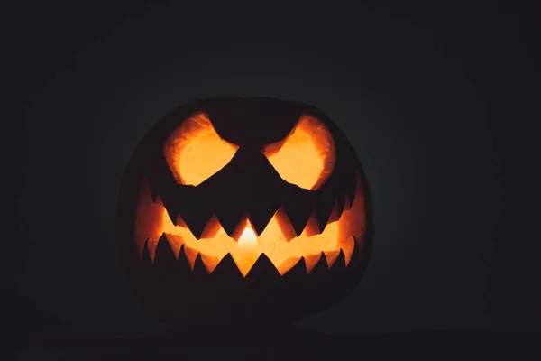 Twarz Dyni Halloween Świecą Zapaloną Czarnym Tle Straszna Twarz — Zdjęcie stockowe