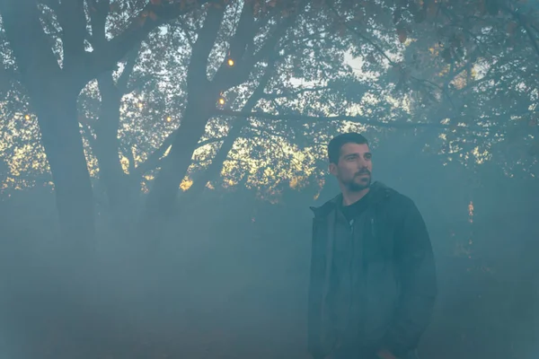 Hübscher Junger Mann Der Einem Herbstlich Hellen Morgen Allein Nebligen — Stockfoto