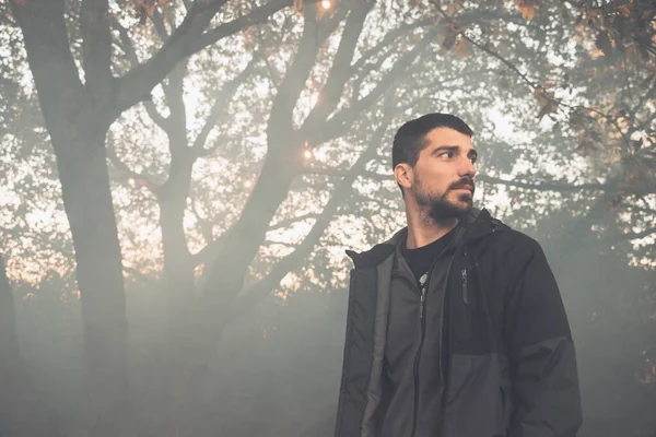 Hübscher Junger Mann Der Einem Herbstlich Hellen Morgen Allein Nebligen — Stockfoto