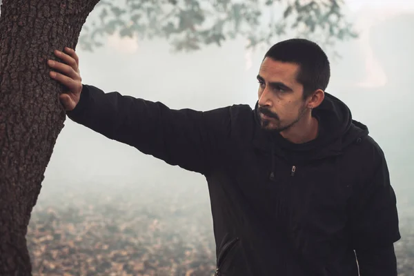 Hübscher Junger Mann Der Einem Herbstlich Hellen Morgen Allein Nebligen — Stockfoto