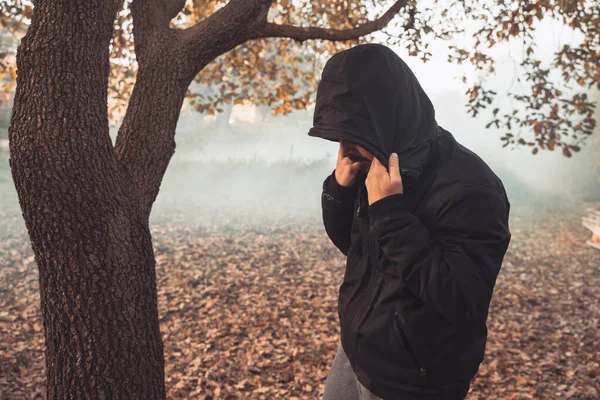 Guapo Joven Caminando Solo Bosque Brumoso Durante Otoño Brillante Mañana — Foto de Stock