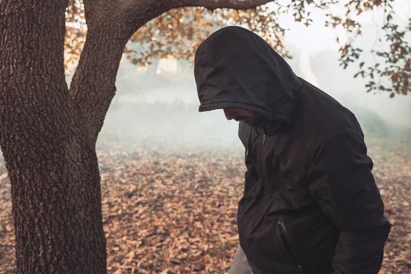 Красивый Молодой Человек Гуляющий Один Туманном Лесу Осенью Ярким Утром — стоковое фото