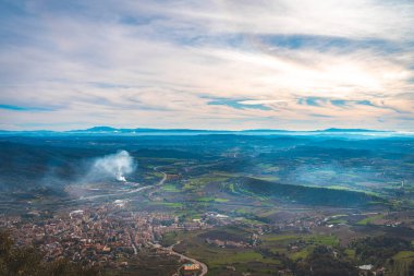 Dağların güzel manzarası, doğal güzellik sisi ve sabahları güneş ışığı. Yollar ve baca dumanı.