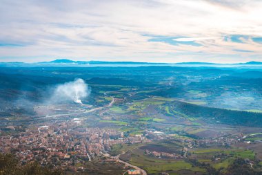 Dağların güzel manzarası, doğal güzellik sisi ve sabahları güneş ışığı. Yollar ve baca dumanı.