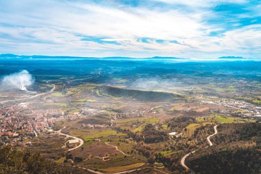 Dağların güzel manzarası, doğal güzellik sisi ve sabahları güneş ışığı. Yollar ve baca dumanı.