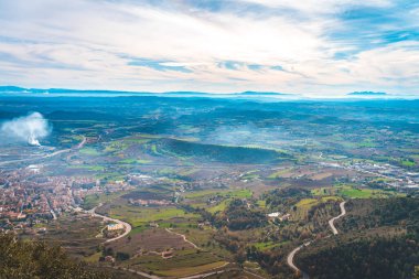 Dağların güzel manzarası, doğal güzellik sisi ve sabahları güneş ışığı. Yollar ve baca dumanı.