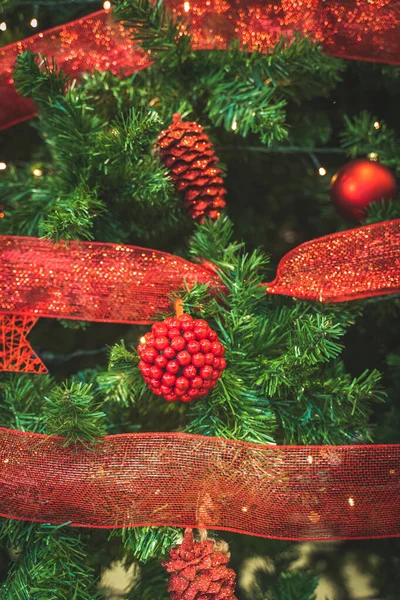 Árbol Navidad Decorado Con Bolas Rojas Brillantes Decoraciones Luces Bokeh —  Fotos de Stock