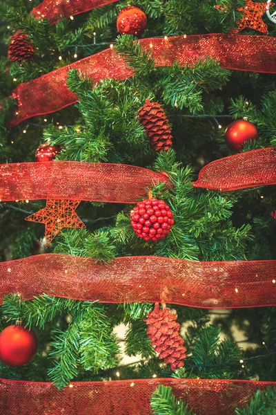 Árbol Navidad Decorado Con Bolas Rojas Brillantes Decoraciones Luces Bokeh —  Fotos de Stock