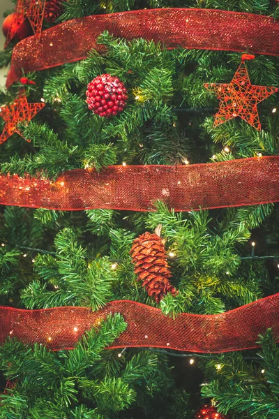 Weihnachtsbaum Geschmückt Mit Rot Glänzenden Kugeln Und Dekorationen Bokeh Lichter — Stockfoto