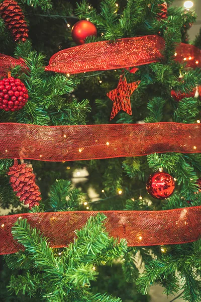 Árbol Navidad Decorado Con Bolas Rojas Brillantes Decoraciones Luces Bokeh —  Fotos de Stock