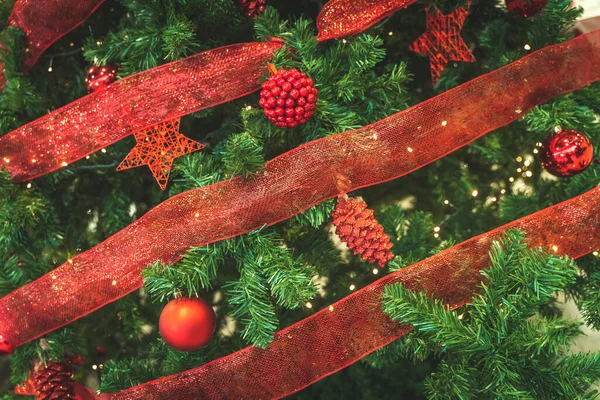 Árbol Navidad Decorado Con Bolas Rojas Brillantes Decoraciones Luces Bokeh —  Fotos de Stock