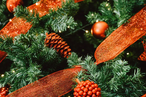 Weihnachtsbaum Geschmückt Mit Rot Glänzenden Kugeln Und Dekorationen Bokeh Lichter — Stockfoto