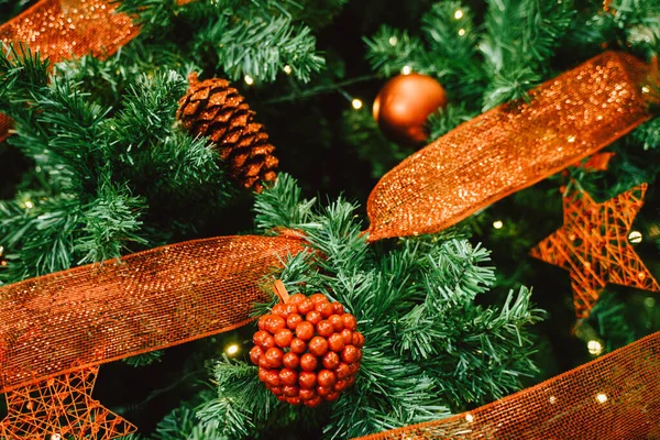 Weihnachtsbaum Geschmückt Mit Rot Glänzenden Kugeln Und Dekorationen Bokeh Lichter — Stockfoto