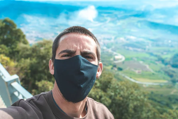 Joven Guapo Con Máscara Quirúrgica Previniendo Coronavirus Hermoso Paisaje Montañas — Foto de Stock