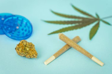 Önceden sarılmış CBD tıbbi marihuana ve kenevir yaprakları. Organik ve doğal kenevir bazlı kozmetik ve güzellik ürünleri. Tıbbi kenevir konsepti. Durgun hayat.