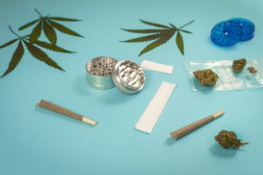 Önceden sarılmış CBD tıbbi marihuana ve kenevir yaprakları. Organik ve doğal kenevir bazlı kozmetik ve güzellik ürünleri. Tıbbi kenevir konsepti. Durgun hayat.