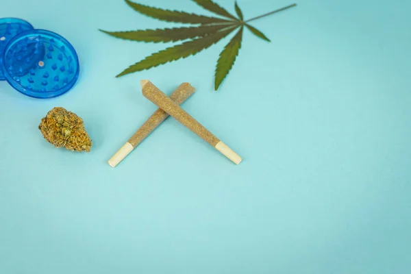 Förrullade Cbd Medicinsk Marijuana Och Hampa Blad Blå Cyan Bakgrund — Stockfoto