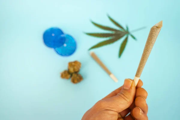 Préroulé Cbd Marijuana Médicale Feuilles Chanvre Sur Fond Cyan Bleu — Photo