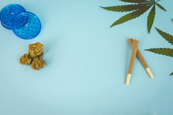Προ Έλασης Cbd Ιατρική Μαριχουάνα Και Φύλλα Κάνναβης Μπλε Κυανό — Φωτογραφία Αρχείου