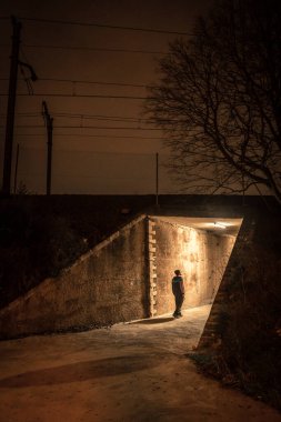 Geceleyin karanlık bir sokakta yalnız bir adam. Tehlike ve korkunç kavram.