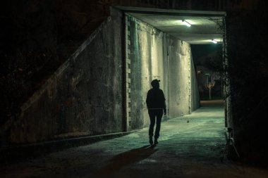 Gecenin karanlığında dramatik bir karanlık sokakta yalnız bir kadın yürüyor. Tehlike ve korkunç kavram.