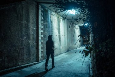 Gecenin karanlığında dramatik bir karanlık sokakta yalnız bir kadın yürüyor. Tehlike ve korkunç kavram.