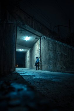 Geceleyin karanlık bir sokakta yalnız bir adam. Tehlike ve korkunç kavram.