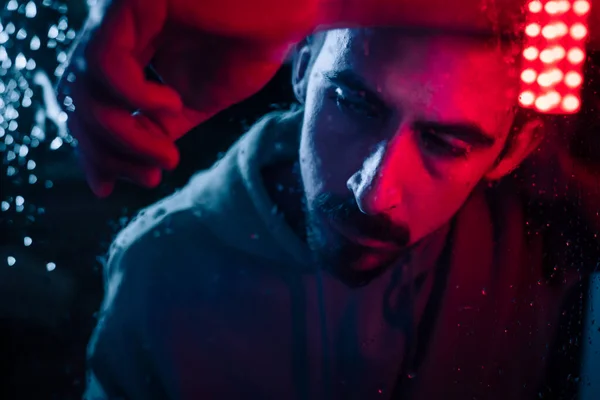 Schöne Filmische Porträt Eines Stilvollen Mannes Neonbeleuchteten Fenster Mit Regentropfen — Stockfoto