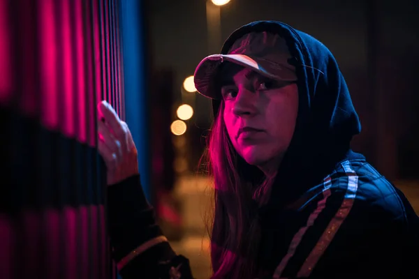 Schönes Filmisches Porträt Einer Stilvollen Jungen Frau Neonbeleuchteten Zaun Leuchtende — Stockfoto