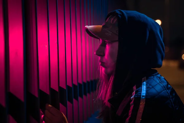 Schönes Filmisches Porträt Einer Stilvollen Jungen Frau Neonbeleuchteten Zaun Leuchtende — Stockfoto