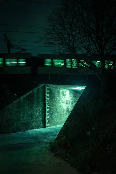 Σκοτεινό Δρομάκι Νύχτα Τρένο Περνάει Πάνω Από Γέφυρα Κίνδυνος Και — Φωτογραφία Αρχείου