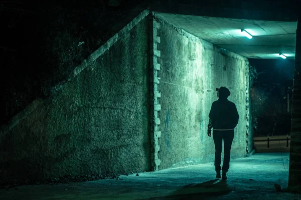 Μοναχική Γυναίκα Που Περπατάει Ένα Δραματικό Σκοτεινό Σοκάκι Νύχτα Κίνδυνος — Φωτογραφία Αρχείου