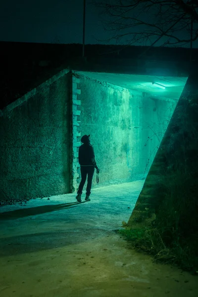 Mujer Solitaria Caminando Callejón Oscuro Místico Dramático Por Noche Peligro — Foto de Stock