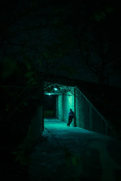 Homem Solitário Num Beco Escuro Noite Conceito Perigoso Assustador — Fotografia de Stock