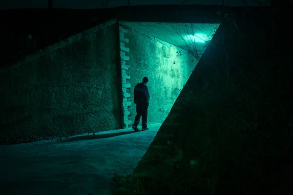 Homem Solitário Num Beco Escuro Noite Conceito Perigoso Assustador — Fotografia de Stock