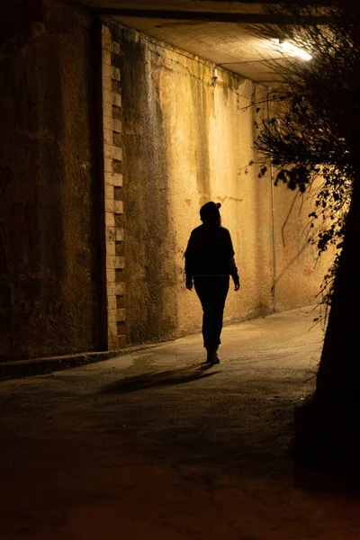 Einsame Frau Die Nachts Einer Dramatischen Mystischen Dunklen Gasse Spaziert — Stockfoto