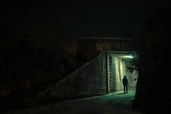 Одинокая Женщина Гуляющая Драматическом Темном Переулке Ночью Опасная Страшная Концепция — стоковое фото