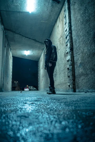 Μοναχική Γυναίκα Που Περπατάει Ένα Δραματικό Σκοτεινό Σοκάκι Νύχτα Κίνδυνος — Φωτογραφία Αρχείου