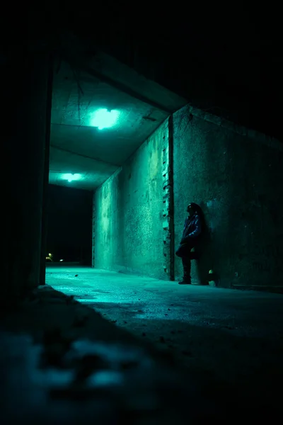 Homem Solitário Num Beco Escuro Noite Conceito Perigoso Assustador — Fotografia de Stock