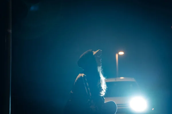 Mujer Solitaria Frente Coche Callejón Oscuro Místico Dramático Por Noche — Foto de Stock