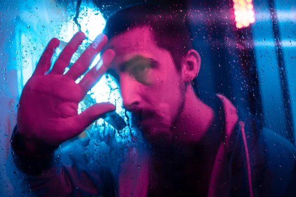 Frumos Portret Cinematic Omului Elegant Fereastră Luminată Neon Picături Ploaie — Fotografie, imagine de stoc