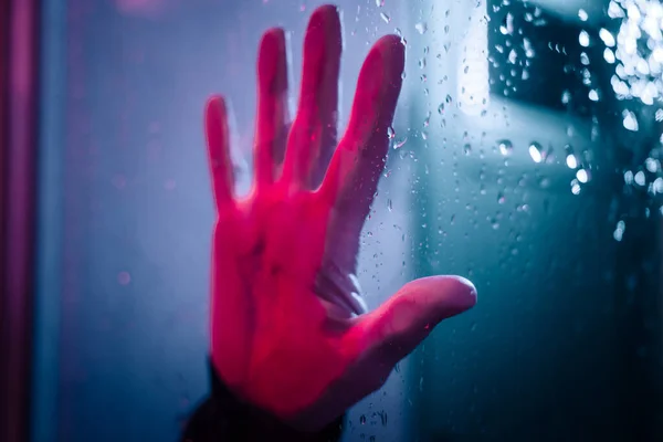 Dramatyczna Ręka Neonowym Oświetlonym Oknie Kroplami Deszczu Jasne Szykowne Kolory — Zdjęcie stockowe