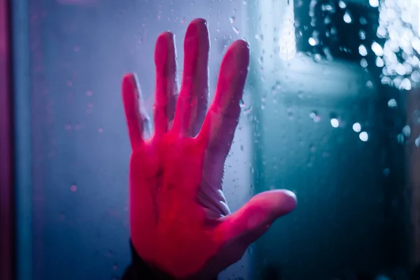 Mano Dramática Ventana Iluminada Neón Con Gotas Lluvia Colores Neonificados — Foto de Stock